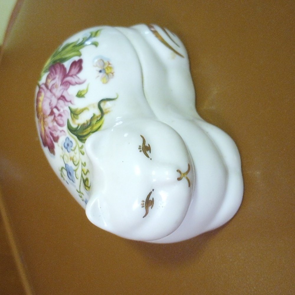Elizabeth Arden Chelsea Gardens Ceramic Cat w/ Candle & Floral Design